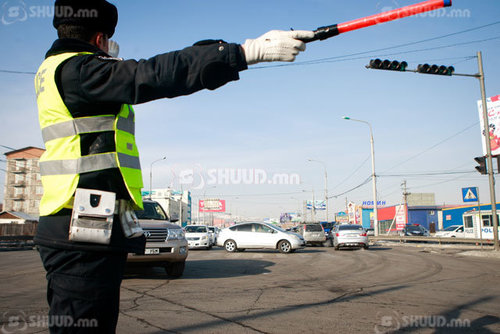 Урсгал сөрсөн жолоочийн эрхийг хасаж, 50 мянган төгрөгөөр торгожээ